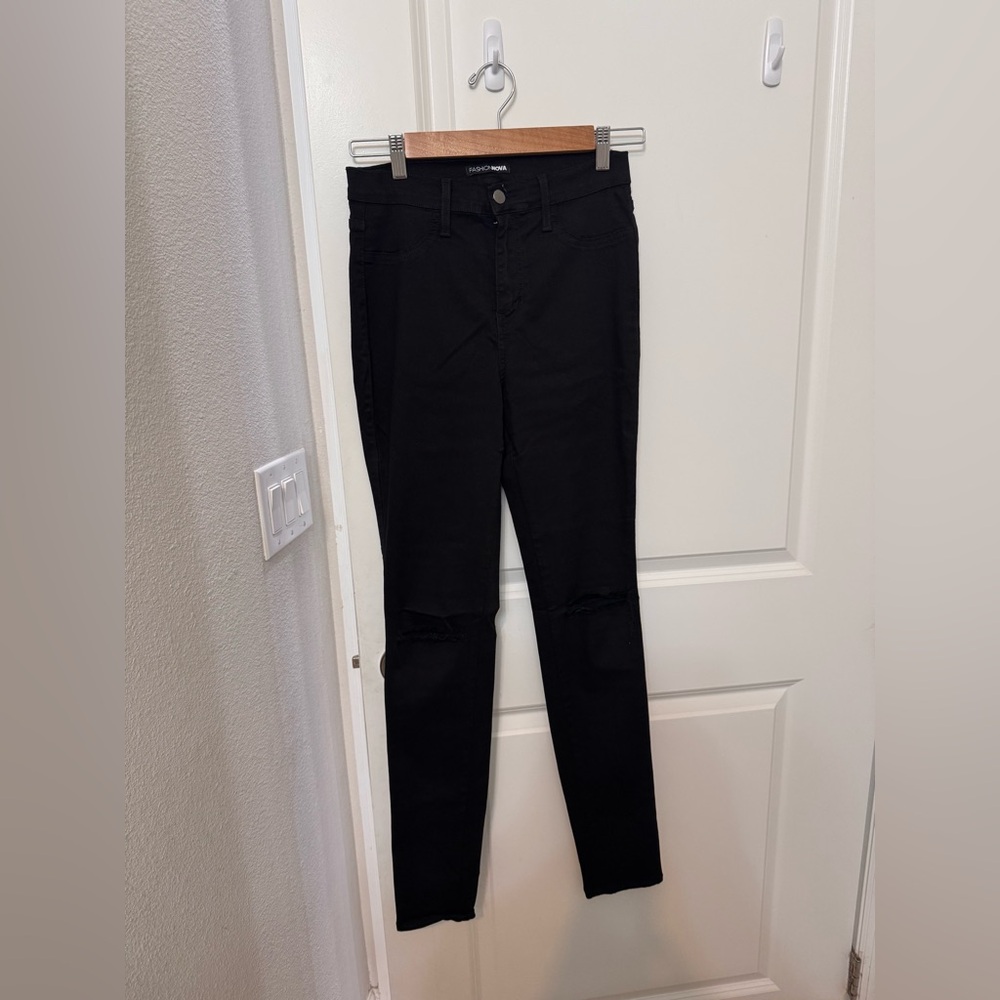 Fashion Nova Women’s Black Skinny Jeans